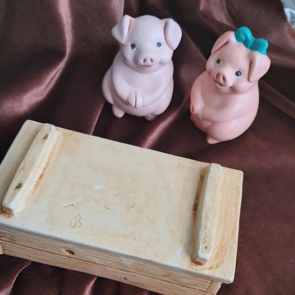 🙊2 for $50 Vintage ceramic pigs in trough salt and pepper shakers - Picture 4 of 7
